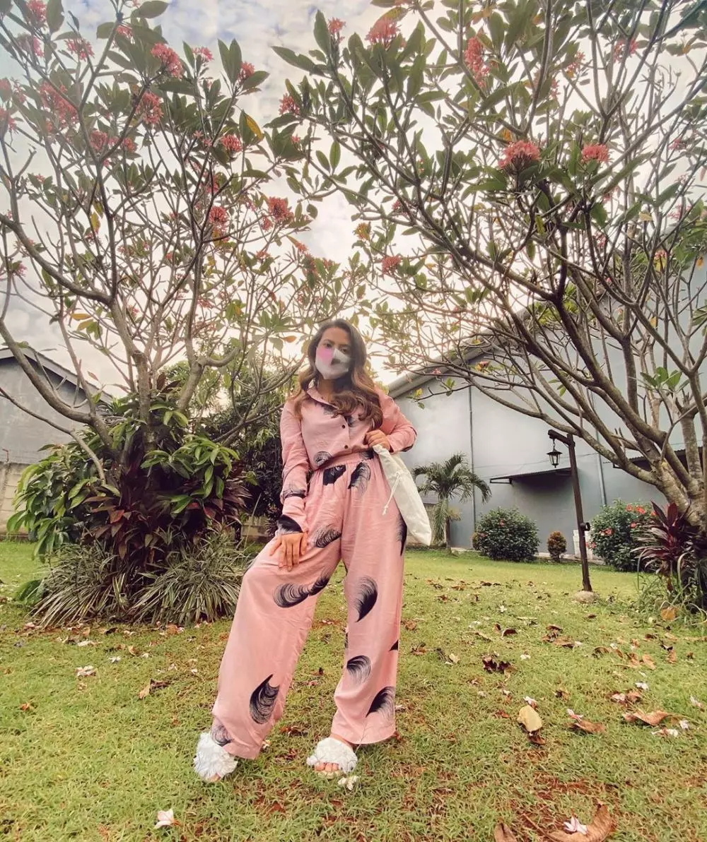 Gaya masker seleb Berbagai sumber 