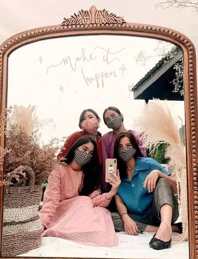 Artis lakukan outside mirror selfie © 2020 brilio.net Artis lakukan outside mirror selfie © 2020 brilio.net
