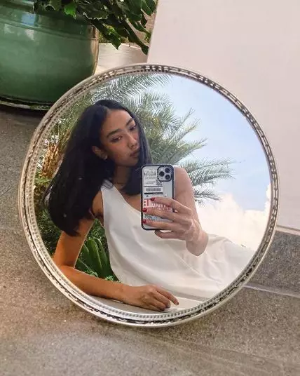 Artis lakukan outside mirror selfie © 2020 brilio.net Artis lakukan outside mirror selfie © 2020 brilio.net