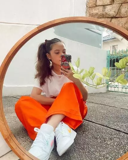 Artis lakukan outside mirror selfie © 2020 brilio.net Artis lakukan outside mirror selfie © 2020 brilio.net