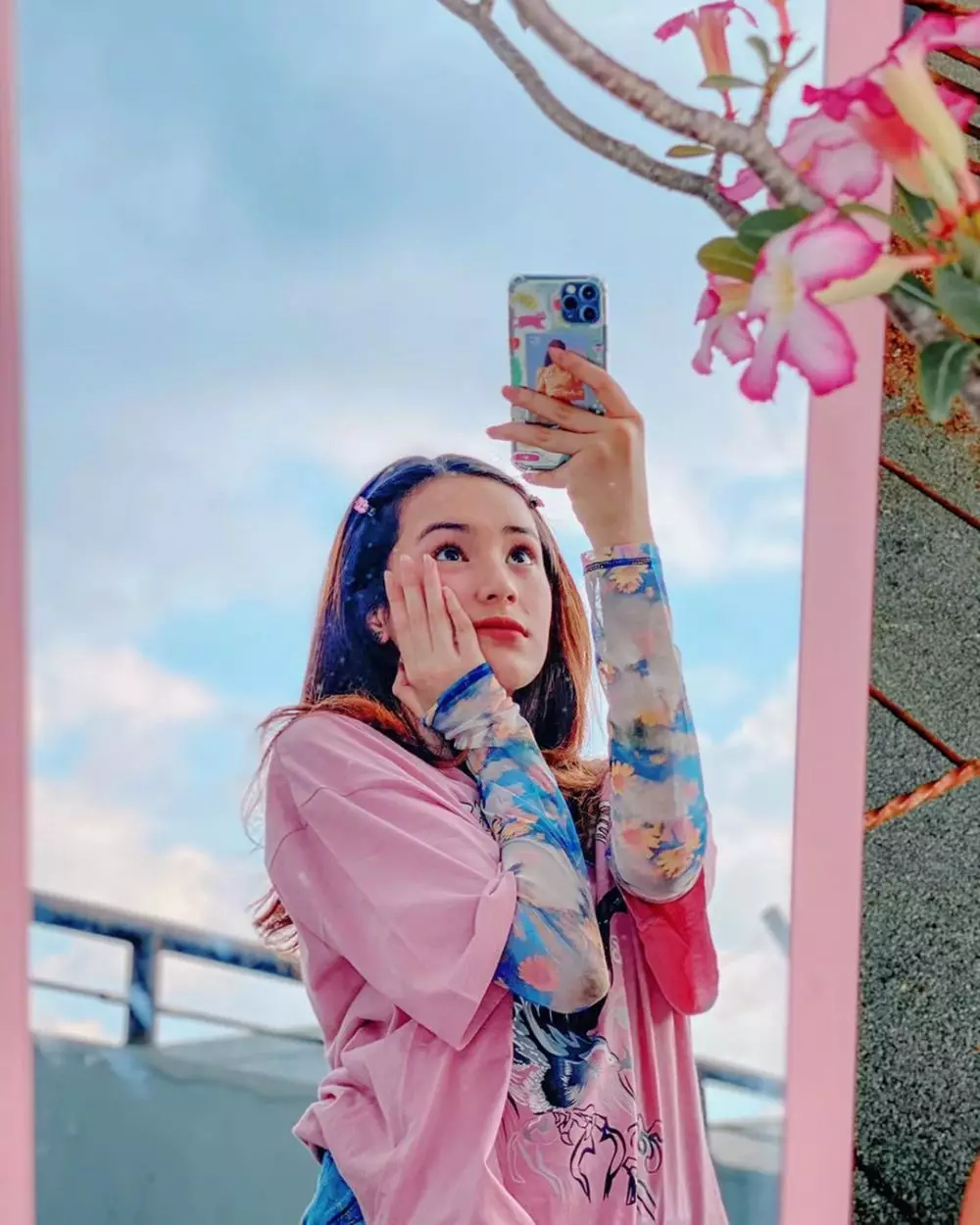 Artis lakukan outside mirror selfie © 2020 brilio.net Artis lakukan outside mirror selfie © 2020 brilio.net