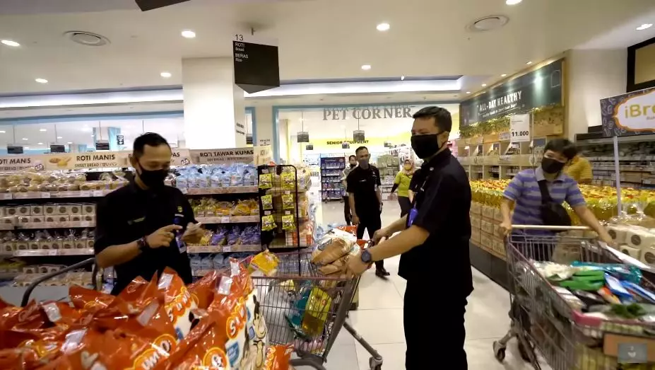 nikita mirzani belanja bulanan © 2020 brilio.net nikita mirzani belanja bulanan © 2020 brilio.net