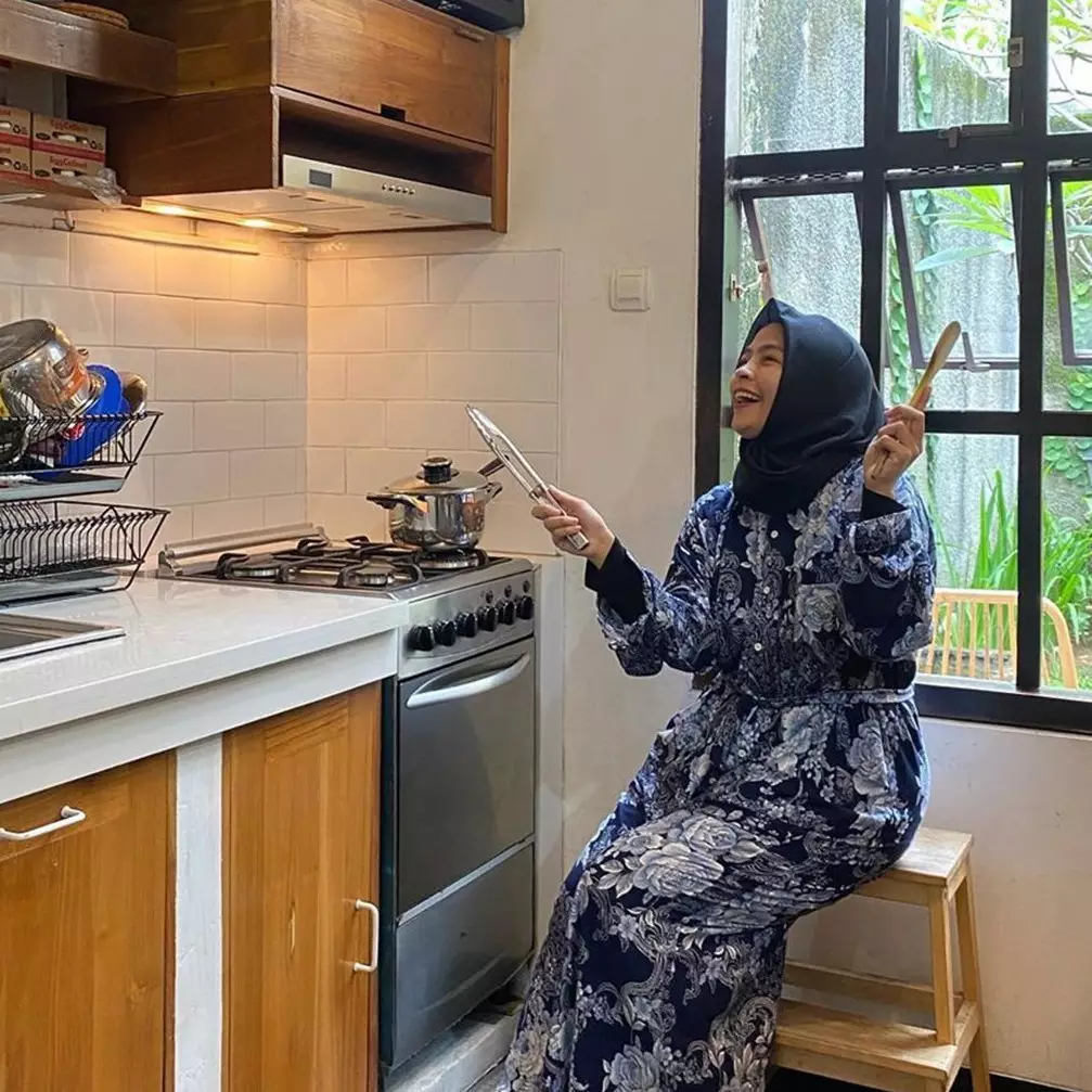 10 Penampakan dapur Tantri Kotak yang minimalis dengan nuansa kayu