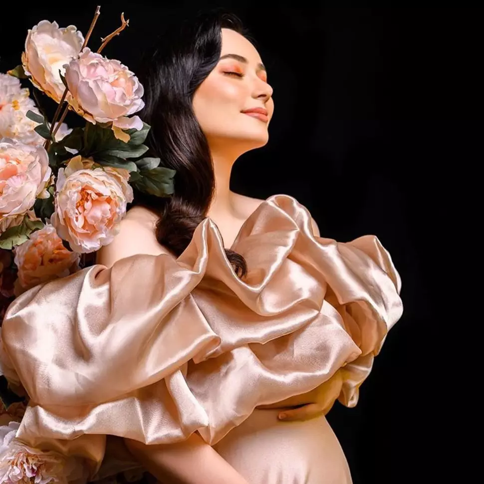 7 Potret maternity Asmirandah dan Jonas tema bunga, sweet abis