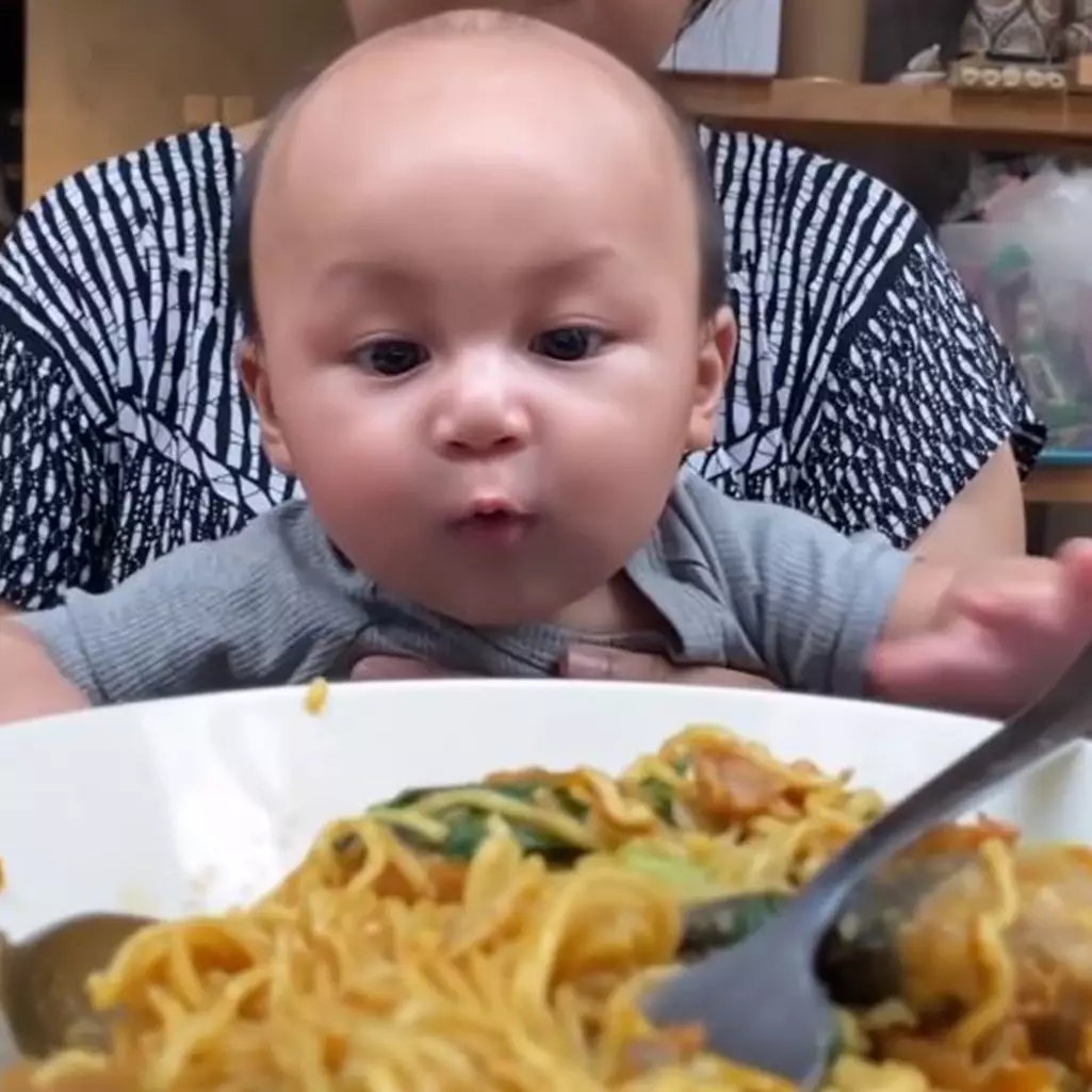 8 Potret Kiano Tiger Wong saat MPASI, ekspresif banget