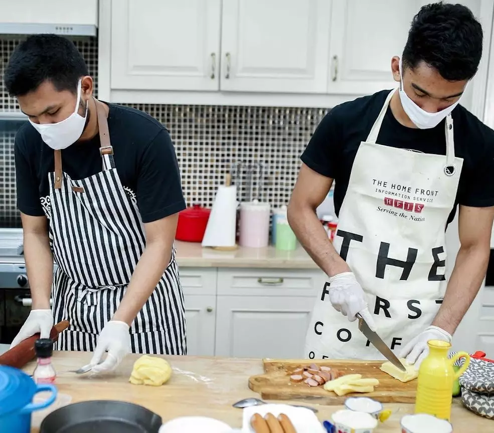 Daffa Wardhana anak Marini Zumarnis masak pizza untuk di jual © 2020 brilio.net