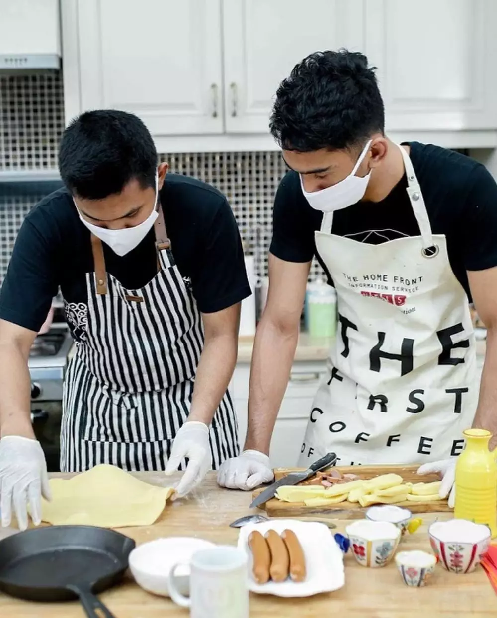 Daffa Wardhana anak Marini Zumarnis masak pizza untuk di jual © 2020 brilio.net