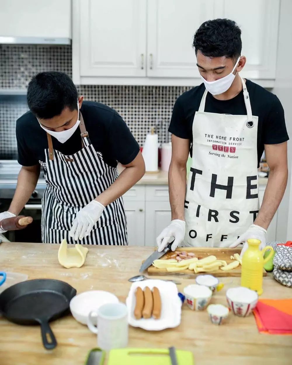 Daffa Wardhana anak Marini Zumarnis masak pizza untuk di jual © 2020 brilio.net