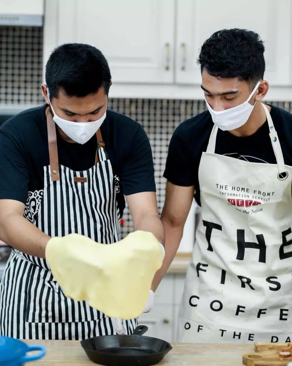 Daffa Wardhana anak Marini Zumarnis masak pizza untuk di jual © 2020 brilio.net