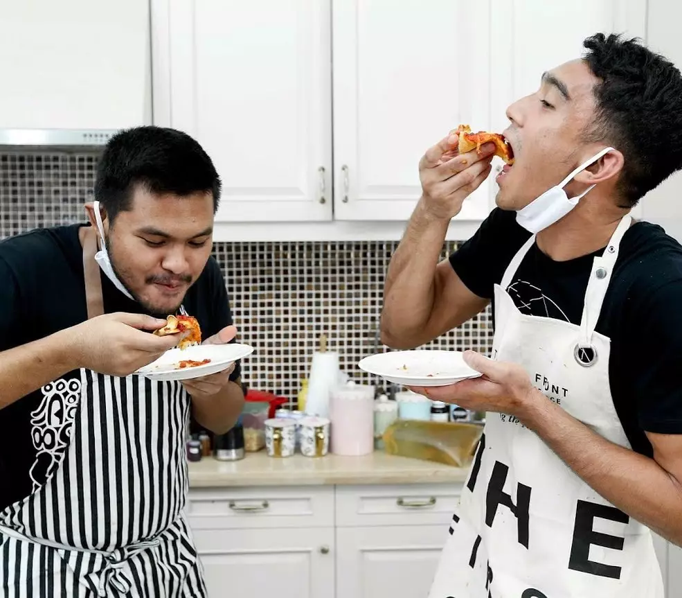 Daffa Wardhana anak Marini Zumarnis masak pizza untuk di jual © 2020 brilio.net