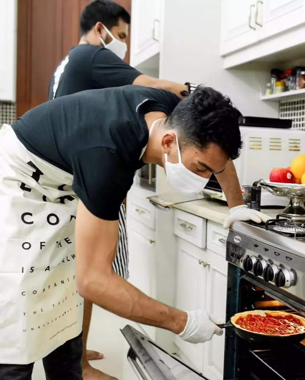 Daffa Wardhana anak Marini Zumarnis masak pizza untuk di jual © 2020 brilio.net