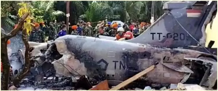 Detik-detik evakuasi pesawat Hawk yang jatuh di Riau, dijaga ketat