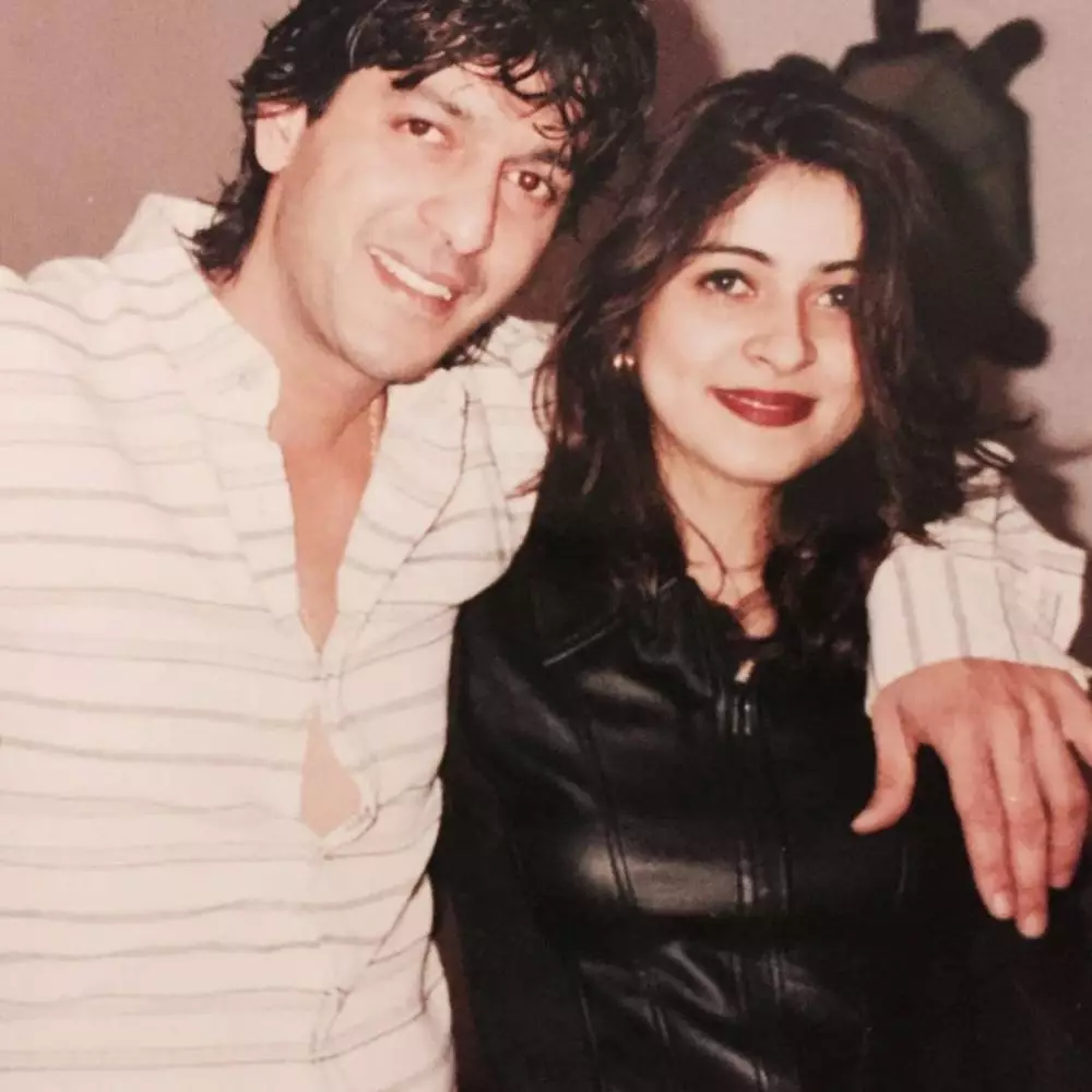 potret lawas kemesraan chunky panday dan istri instagram potret lawas kemesraan chunky panday dan istri instagram