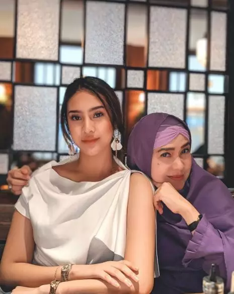 Potret hangat Anya Geraldine dan keluarga Instagram