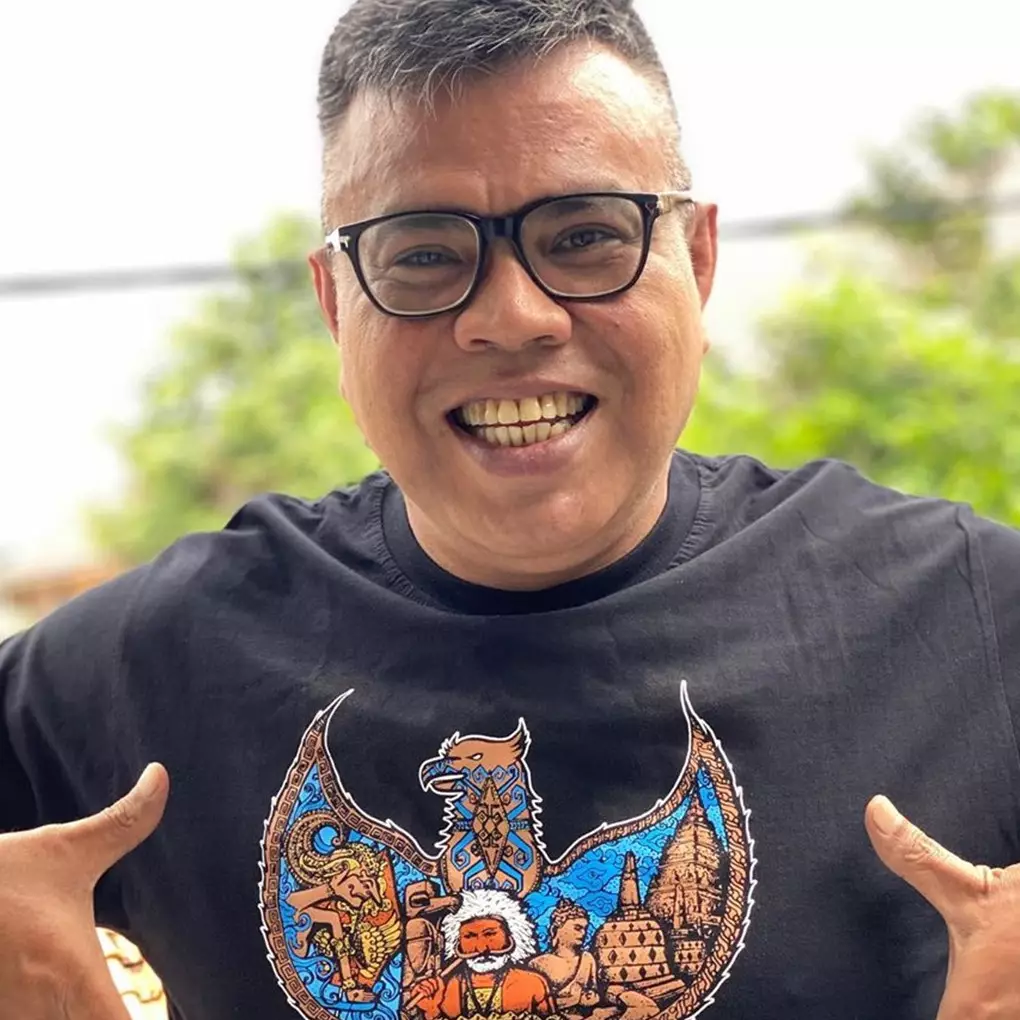 13 Potret Abdel telusuri makam viral di jalan gang, bikin merinding