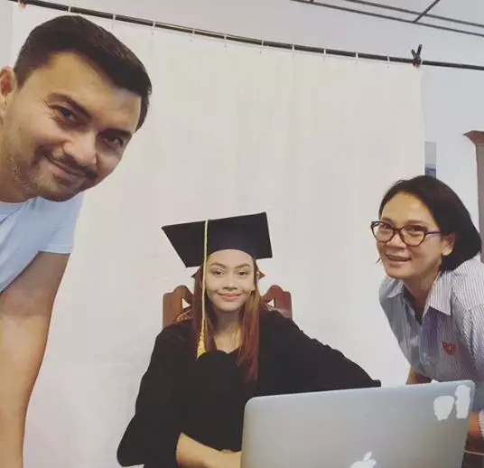 Potret Sasikirana anak Anjasmara lakukan wisuda saat pandemi  © 2020 brilio.net Potret Sasikirana anak Anjasmara lakukan wisuda saat pandemi  © 2020 brilio.net