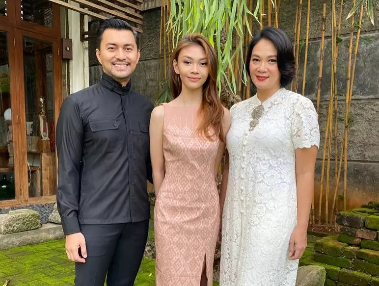Potret Sasikirana anak Anjasmara lakukan wisuda saat pandemi  © 2020 brilio.net Potret Sasikirana anak Anjasmara lakukan wisuda saat pandemi  © 2020 brilio.net