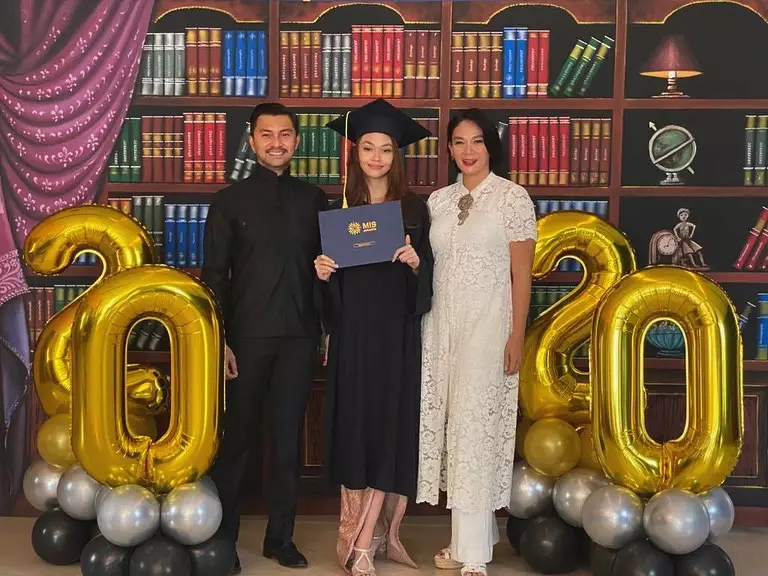 Potret Sasikirana anak Anjasmara lakukan wisuda saat pandemi  © 2020 brilio.net Potret Sasikirana anak Anjasmara lakukan wisuda saat pandemi  © 2020 brilio.net