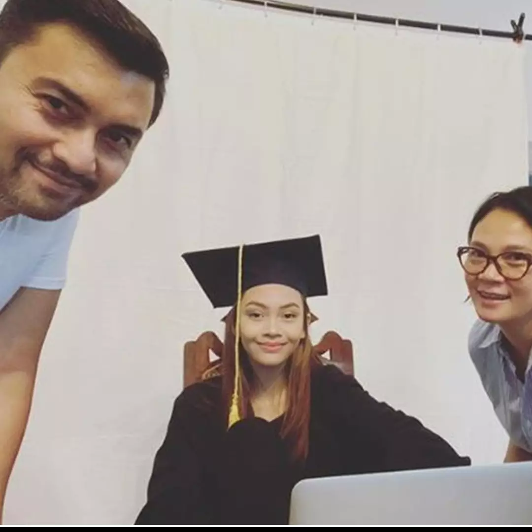 7 Potret Sasikirana anak Anjasmara wisuda saat pandemi