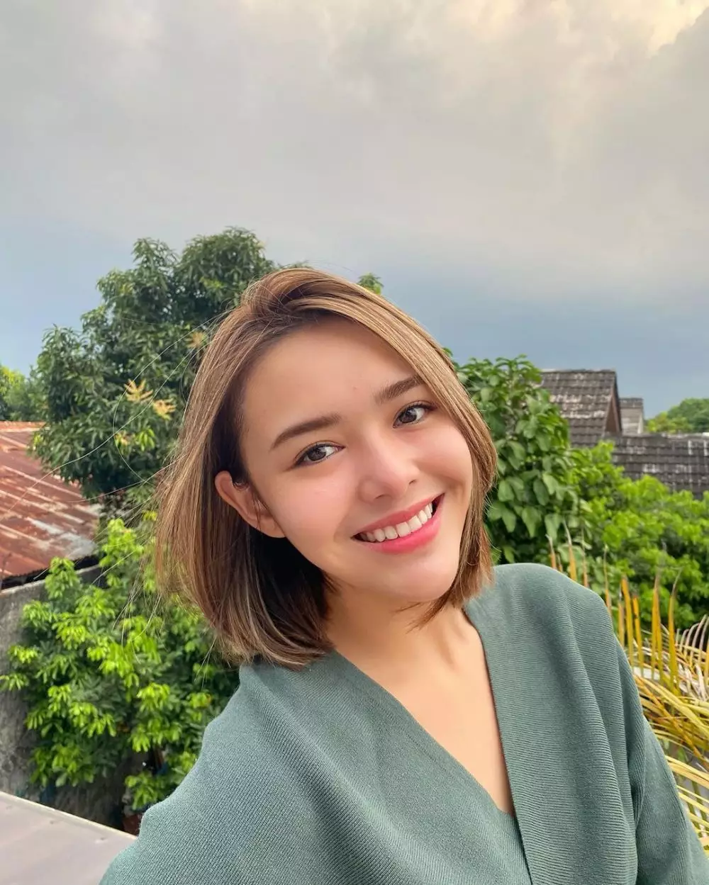 seleb makin cantik dengan rambut sebahu instagram