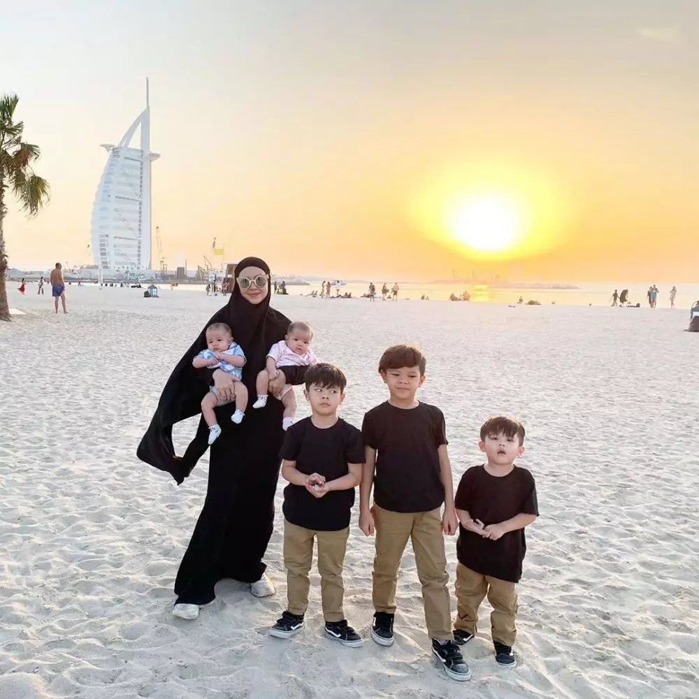 Potret Ratna Galih dan kelima anaknya Instagram