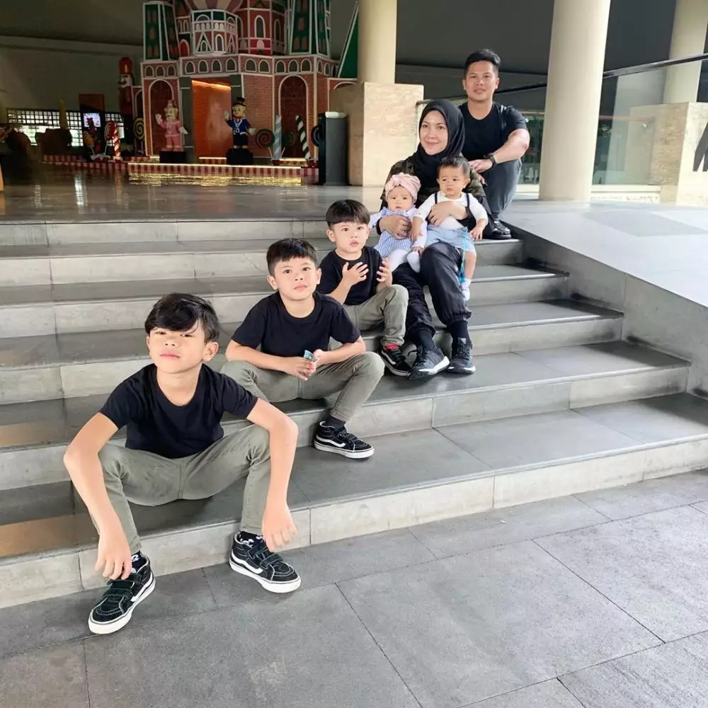 Potret Ratna Galih dan kelima anaknya Instagram