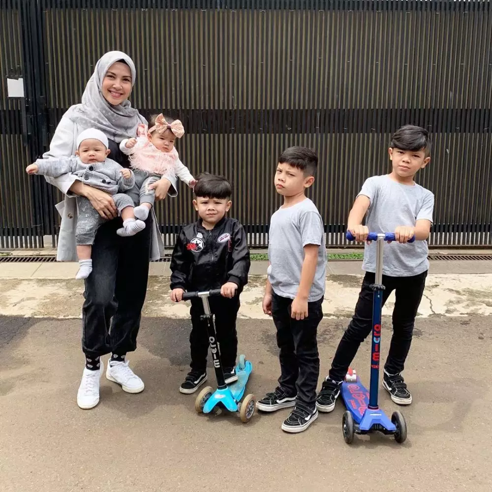 Potret Ratna Galih dan kelima anaknya Instagram