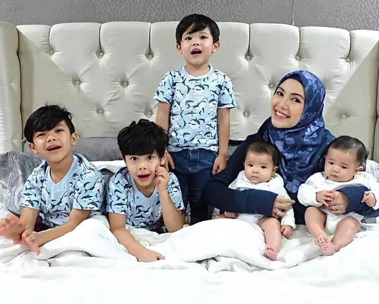 Potret Ratna Galih dan kelima anaknya Instagram