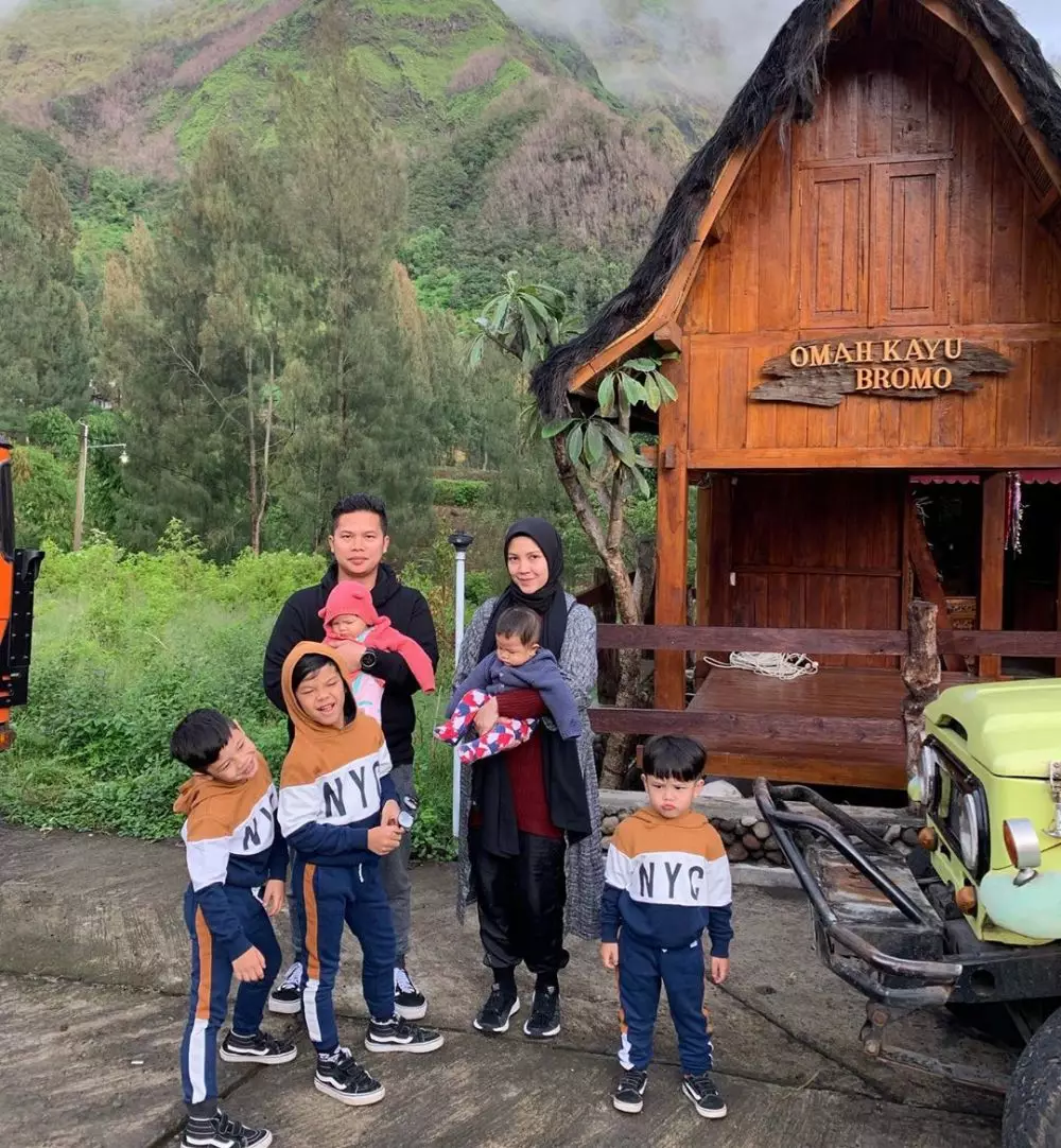 Potret Ratna Galih dan kelima anaknya Instagram