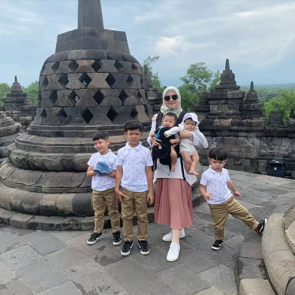 Potret Ratna Galih dan kelima anaknya Instagram