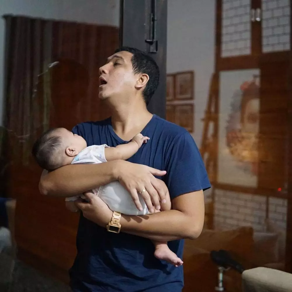 Arda Naff momong anak © 2020 brilio.net Arda Naff momong anak © 2020 brilio.net