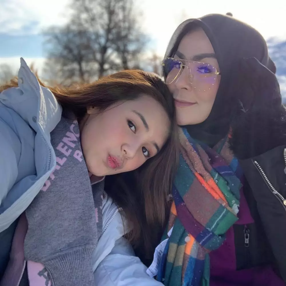 potret Beby Tsabina dan keluarga Instagram