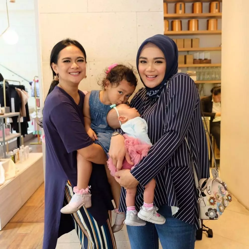 Potret manis Shezy dan Sheza Idris Instagram
