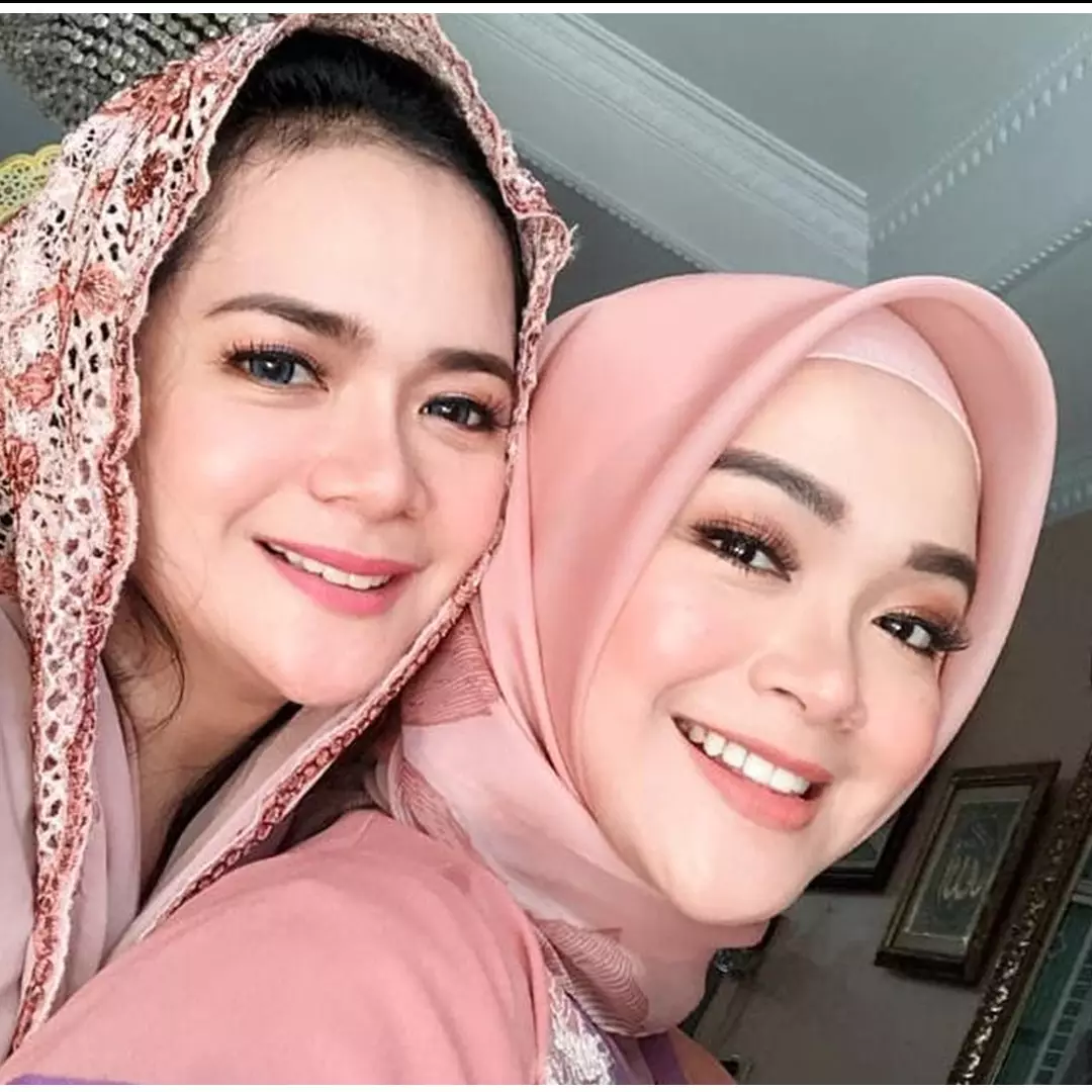10 Potret manis Shezy dan Sheza Idris, sibling goals abis