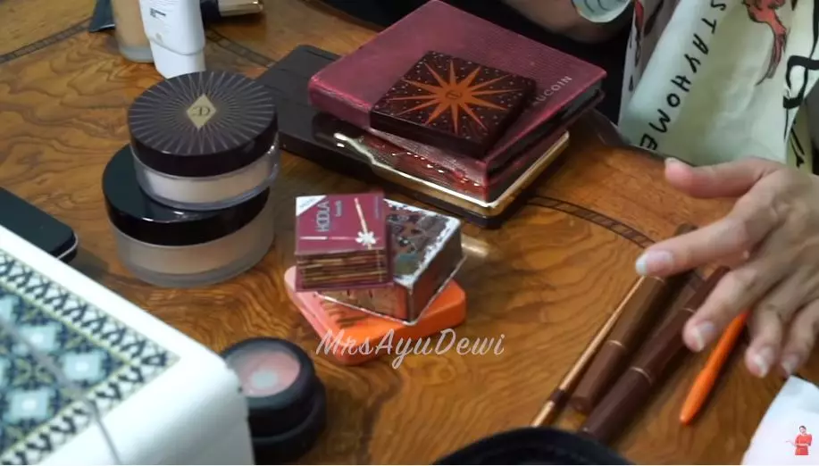 ayu dewi didandani suami © 2020 brilio.net ayu dewi didandani suami © 2020 brilio.net