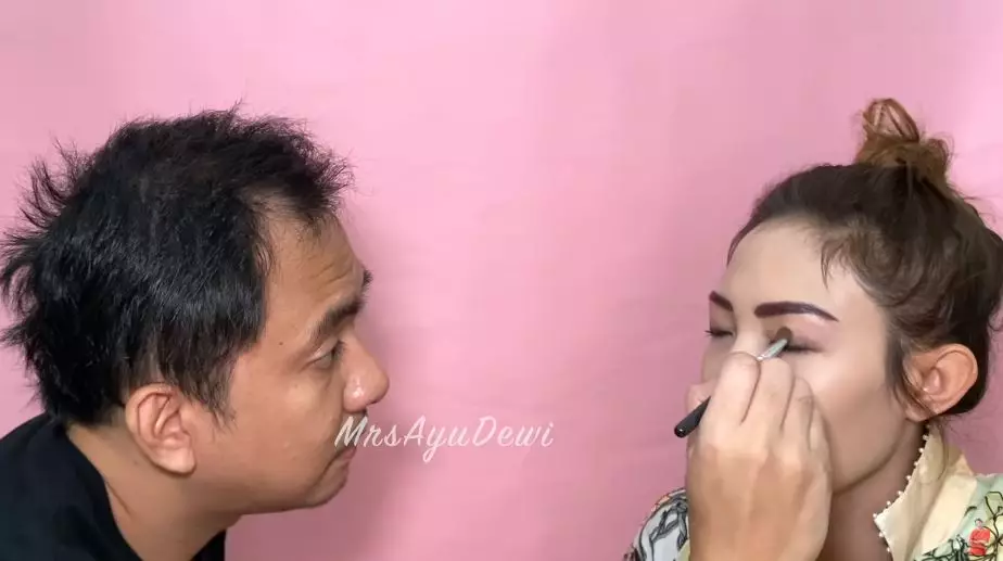 ayu dewi didandani suami © 2020 brilio.net ayu dewi didandani suami © 2020 brilio.net