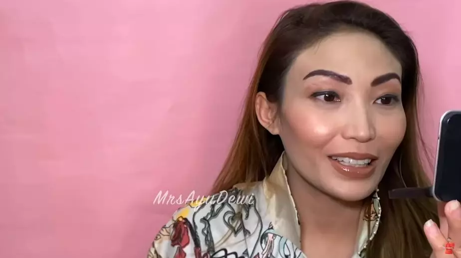 ayu dewi didandani suami © 2020 brilio.net ayu dewi didandani suami © 2020 brilio.net