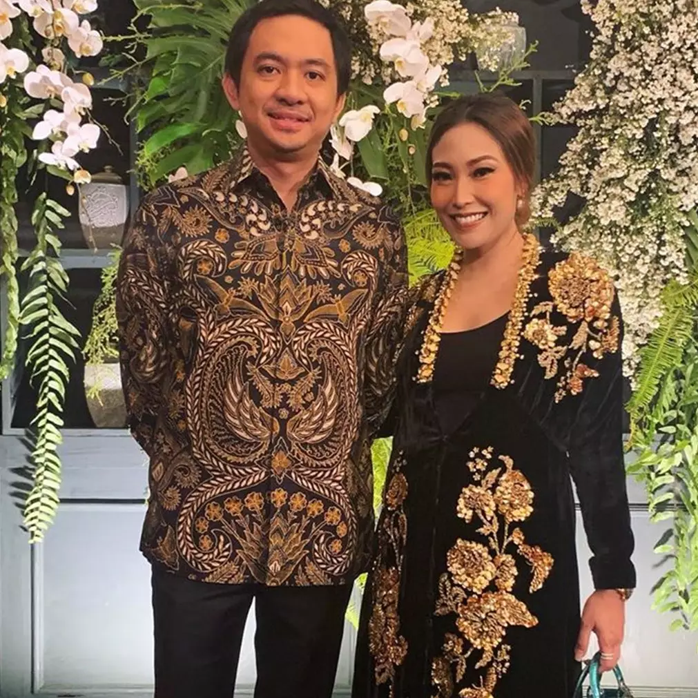 10 Potret wajah Ayu Dewi dirias suami, alisnya bikin takjub