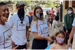 6 Momen Irfan Bachdim & istri bantu warga terdampak corona, inspiratif