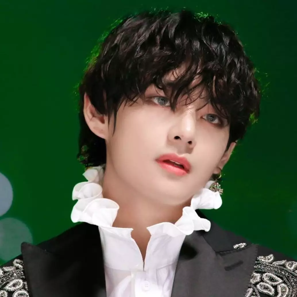 9 Potret lawas V BTS saat sekolah, aura bintangnya terpancar