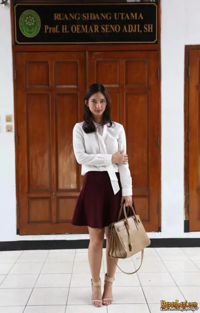 Beda gaya seleb jadi pengacara Instagram Beda gaya seleb jadi pengacara Instagram