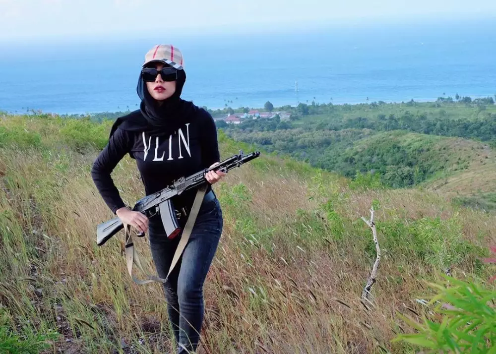 momen bella shofie latihan menembak i momen bella shofie latihan menembak i