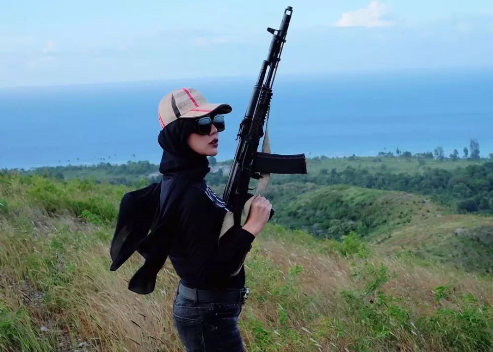 momen bella shofie latihan menembak i momen bella shofie latihan menembak i