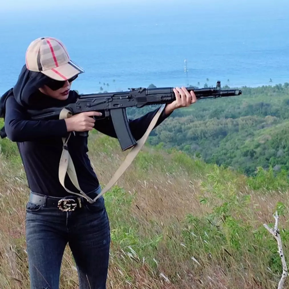 7 Potret Bella Shofie latihan menembak, gayanya kece abis