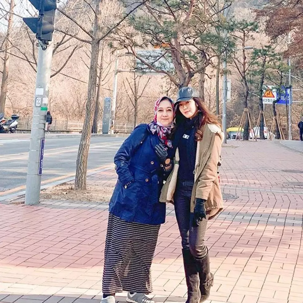 8 Potret kebersamaan Keira Shabira dan mama, bak saudara kembar