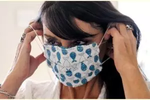 3 Cara mencegah jerawat saat sering mengenakan masker