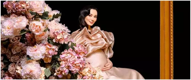 5 Beda gaya pemotretan maternity Asmirandah, bukti makin glowing