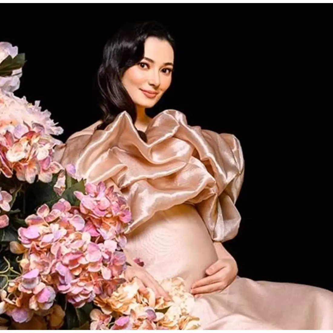 5 Beda gaya pemotretan maternity Asmirandah, bukti makin glowing