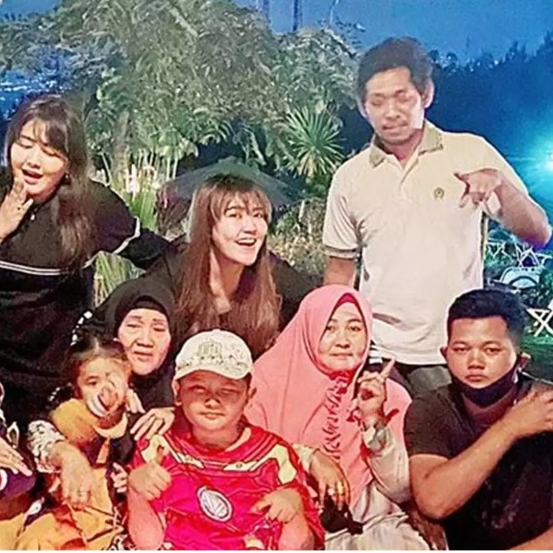 Adik sembuh dari corona, ini 5 momen Via Vallen gelar syukuran