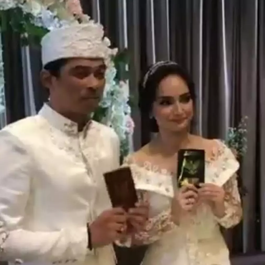9 Momen pernikahan Angelica Simperler &amp; Rico Hidros, penuh kebahagiaan